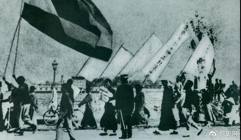 1919年5月4日,北京爆发学生反帝爱国运动。这是北京大学学生的示威游行队伍。