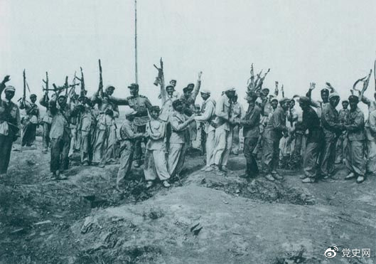 1953年7月28日,朝鲜人民军来到志愿军阵地上,互相祝贺、共同欢呼抗美斗争的伟大胜利。