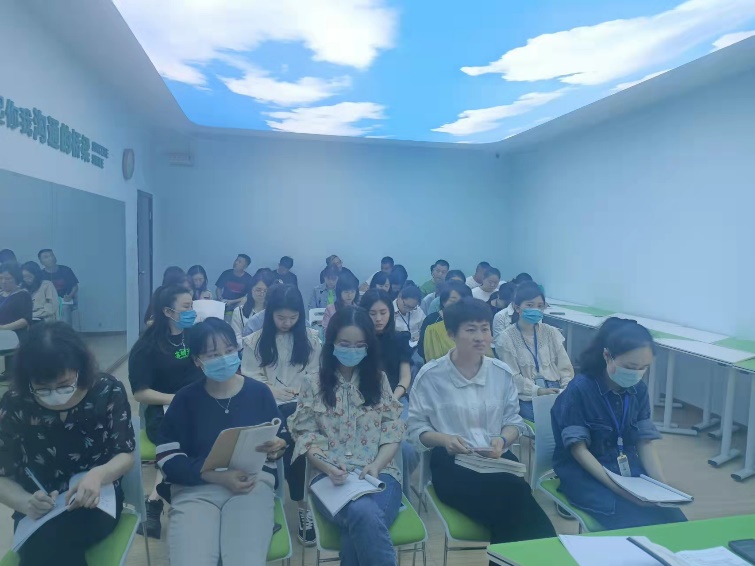 一群人在房间里描述已自动生成